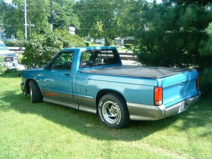 Side view...Update coming soon!
no tailgate decals
frayed tonneau cover